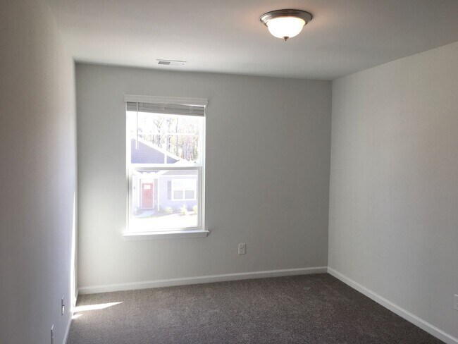 Building Photo - 4 Bedroom 2.5 Bath House in McKewn - Ladson