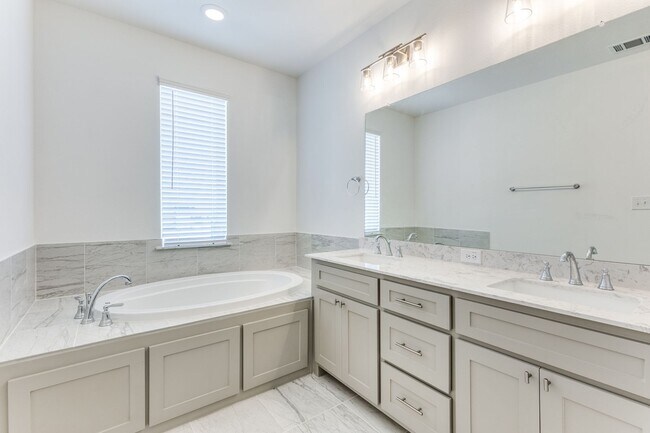 Building Photo - Modern 3 Bedroom / 2.5 Bath Townhome in Fo...