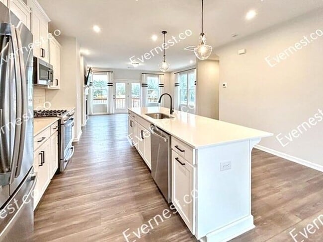 Building Photo - Spacious & Bright 3-Bedroom Townhome with ...