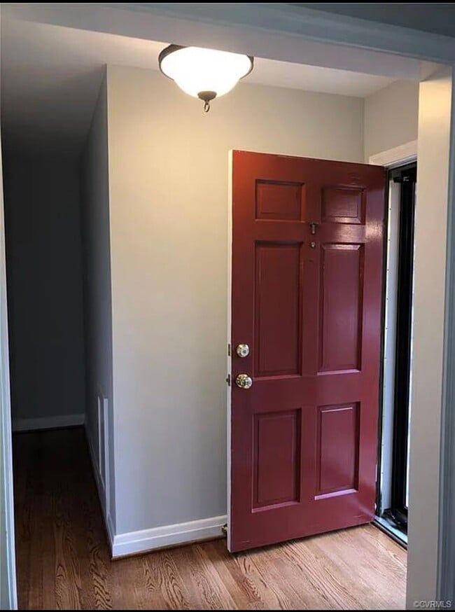 Building Photo - Beautifully Renovated 4bdrm/2.5bth Tri-Lev...