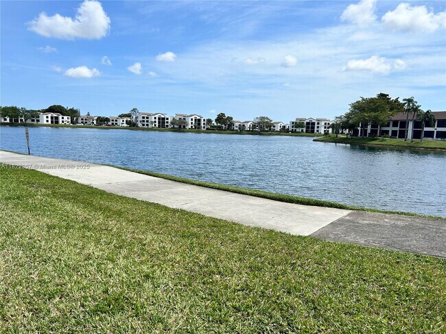 Building Photo - 203 Lake Pointe Dr