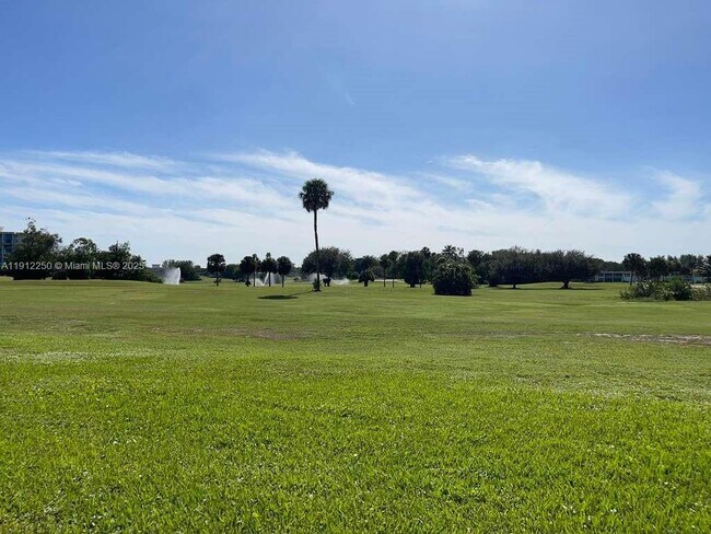 Building Photo - 2950 N Palm Aire Dr