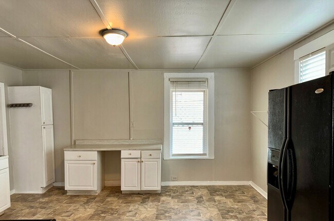 Building Photo - 2 Bedroom Cottage with Charm!