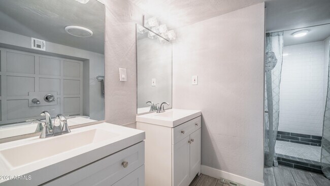 Building Photo - 717 E Palmaire Ave