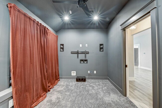 Building Photo - 35 Silkbay Pl