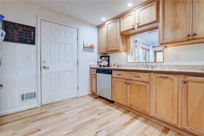 Building Photo - 984 Danby Dr