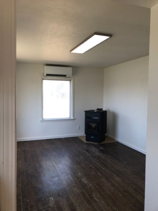 Building Photo - 2095 Orchard Dr E