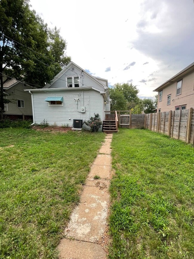 Building Photo - 2 Bedroom Near ESU!