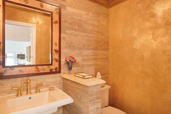 Building Photo - 10100 Lakeside Dr