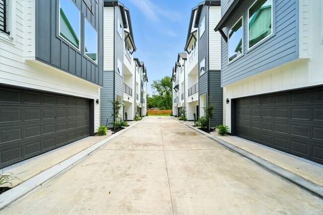 Building Photo - 2306 Hoskins Dr