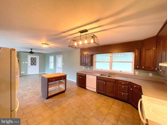 Building Photo - 10960 Earnshaw Ln