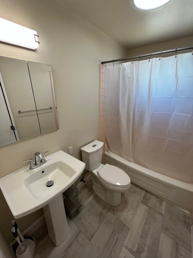 Building Photo - 1302 NE Dempsey Dr