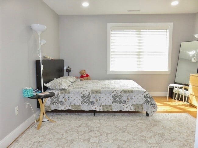 Building Photo - 32 Gale St