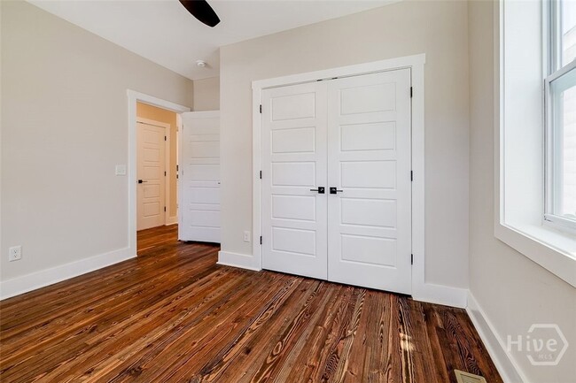 Building Photo - 905 E Park Ave