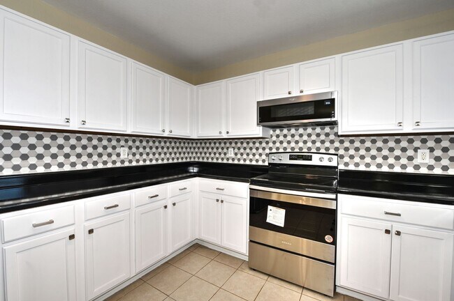 Building Photo - 4 Bedrooms!!!!! 2.5 bath and 2 attached ca...