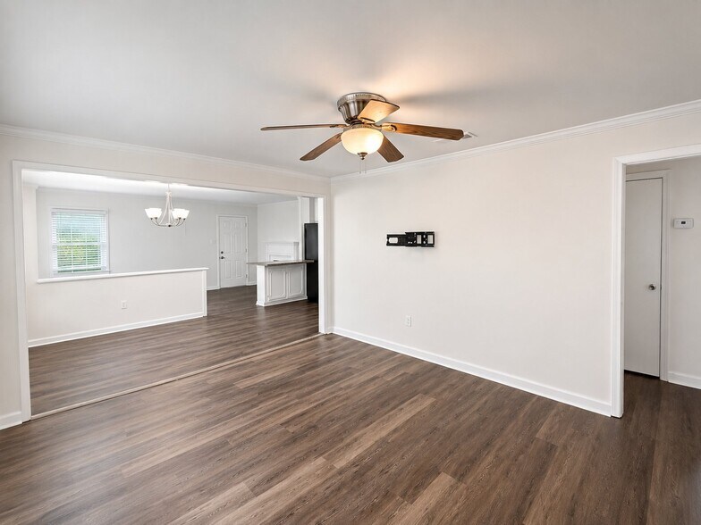 Building Photo - 213 Oak Park Dr