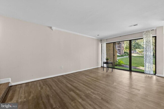 Building Photo - 11240 Chestnut Grove Square