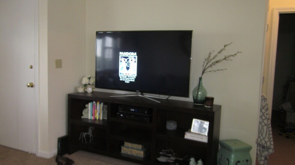 Building Photo - 46 Rustic St