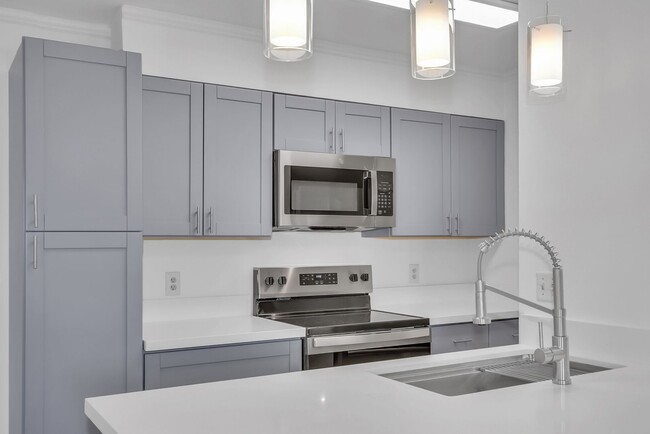 Building Photo - Fairway Terrace 2 bed 2 bath ground floor ...