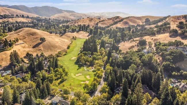 Building Photo - 3 Blackhawk Club Ct