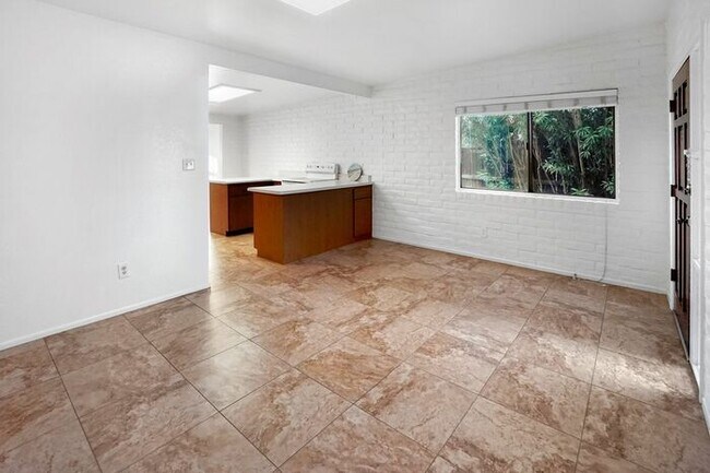 Building Photo - Radiant East Tucson Retreat: Bright 2-Bed with Large Private Backyard