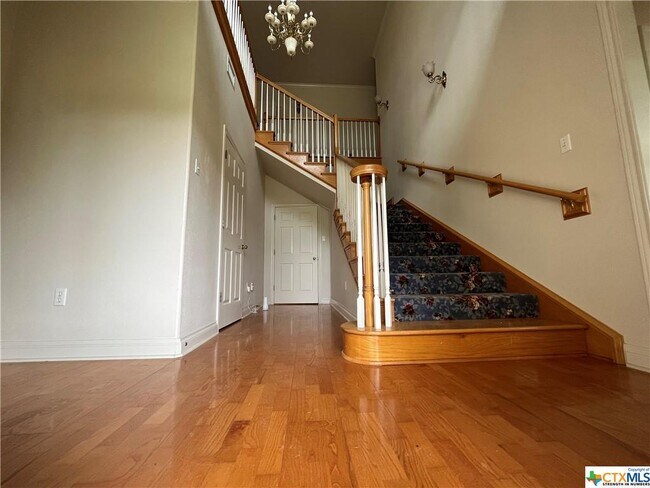 Building Photo - 808 Rose Way