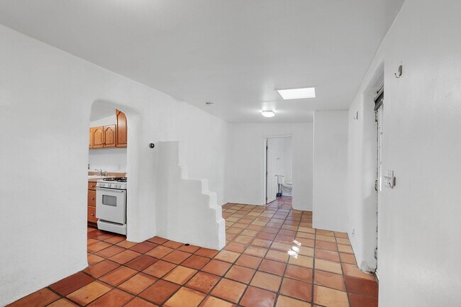 Building Photo - Quaint Studio in Prime Location