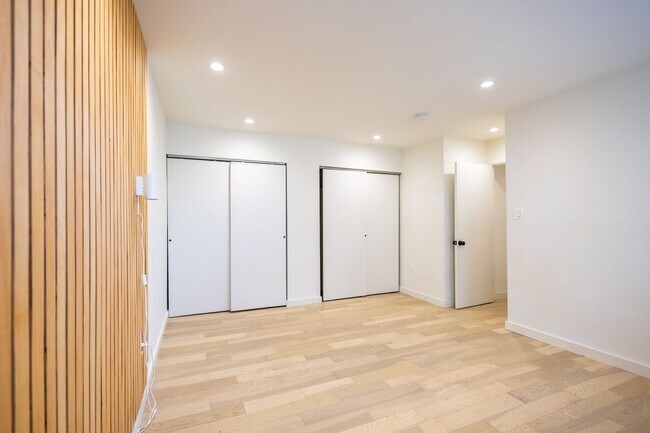 Building Photo - Lovely 2 BR/1 BA 2-Level Condo in Fairlawn!