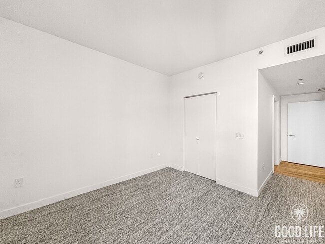 Building Photo - Stunning 2BD/2BA Condo in Downtown W/ W/D,...