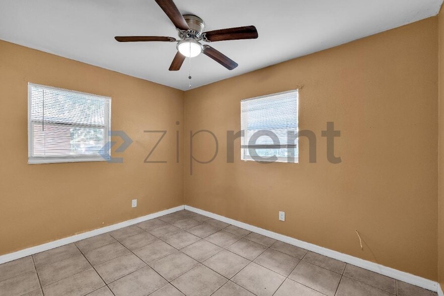 Building Photo - Unit A