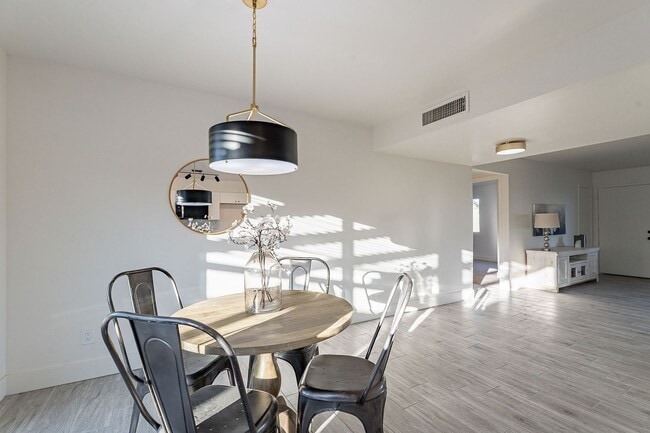 Building Photo - Gated community townhome- fully updated!