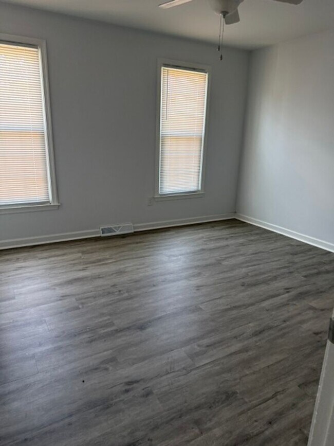 Building Photo - 302 Cottonwood Ln