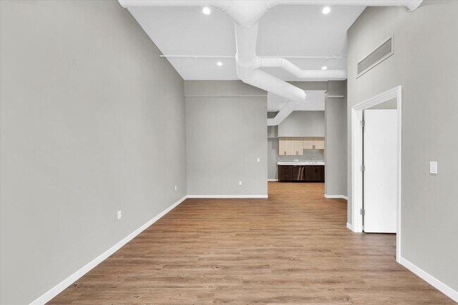 Building Photo - Live in Luxury! Stunning 1-Bedroom Apartment in Downtown Champaign