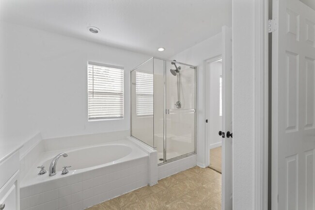 Building Photo - "Charming 3-Bedroom Haven with 2.5 Baths in Santa Clarita – Spacious 1694 Sq Ft Home Awaits!"