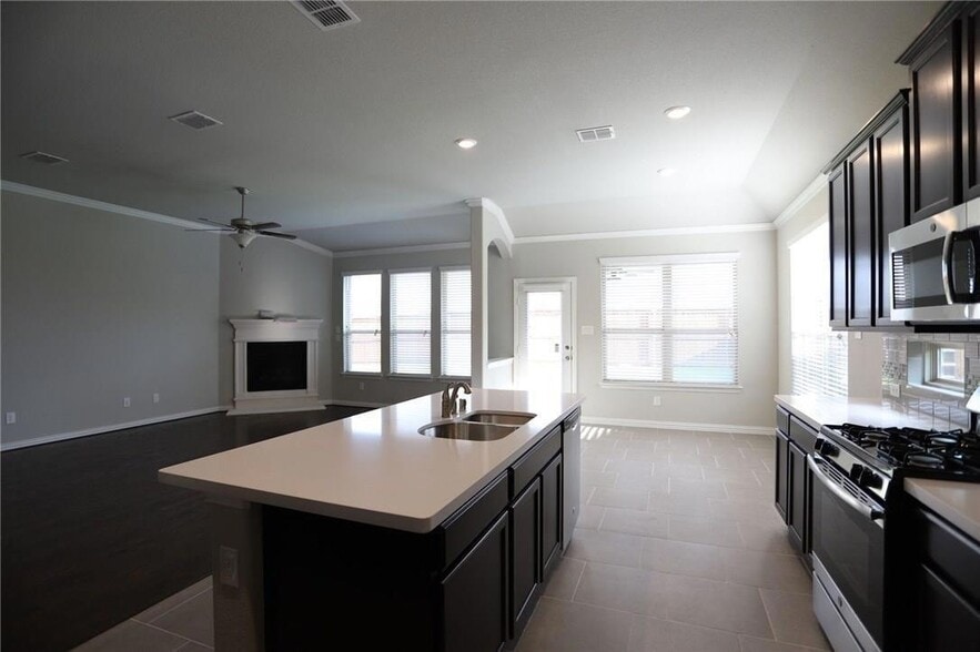 Building Photo - 15928 Holly Crk