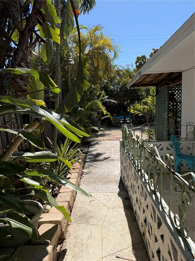 Building Photo - 2538 SW 11th St