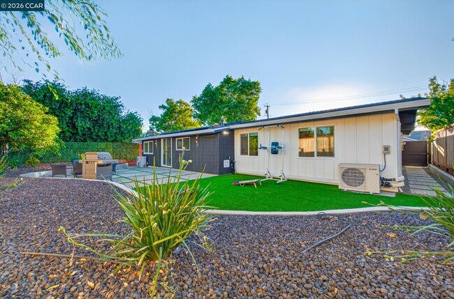 Building Photo - 3360 Esperanza Dr