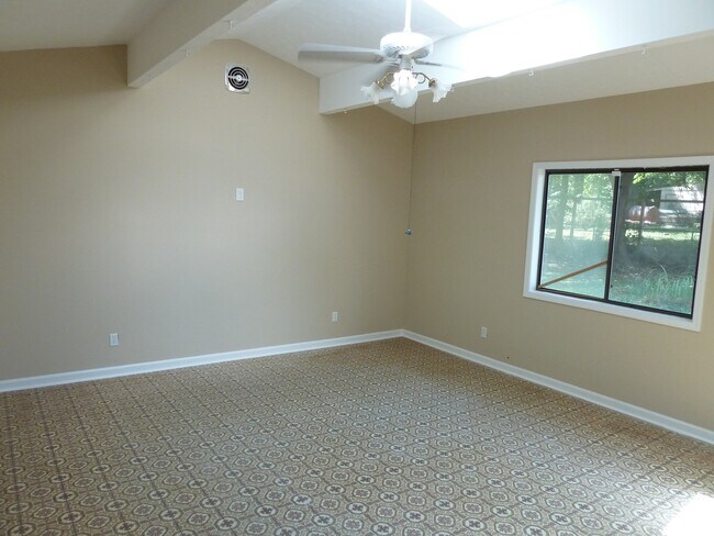 Building Photo - 3 Bed / 2.5 Bath with 2300 Square Feet!! A...