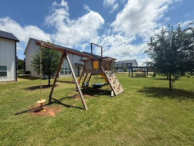 Building Photo - Sign a Lease By the End of July and Receive One Month of FREE Rent! Luxury 3 Bedroom 2.5 Bath Tow...