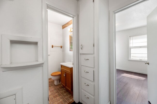 Building Photo - 1st MONTH FREE RENT! Charming 3 Bed 1 Bath In Quiet Neighborhood