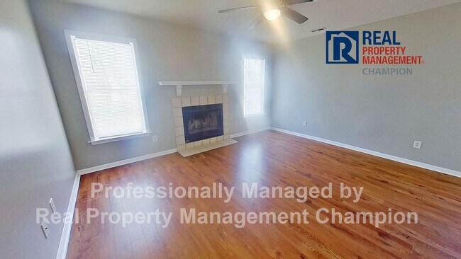 Building Photo - Charming home with open floor plan, vaulted ceilings and spacious backyard