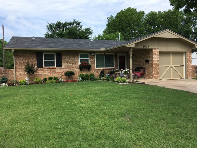 Primary Photo - 1006 Raleigh Cir