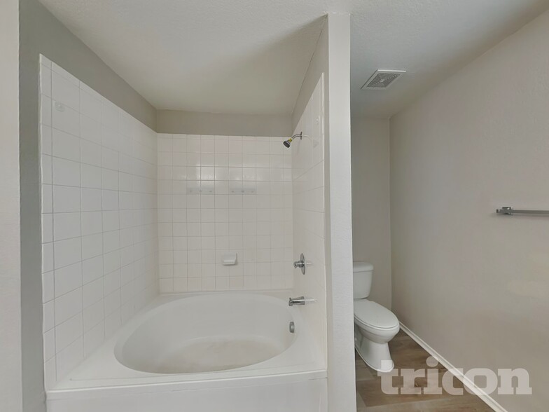 Building Photo - 160 Hinge Path