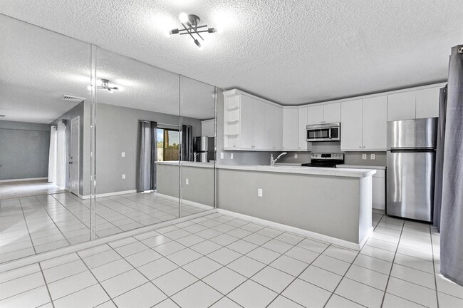 Building Photo - 619 6th Way