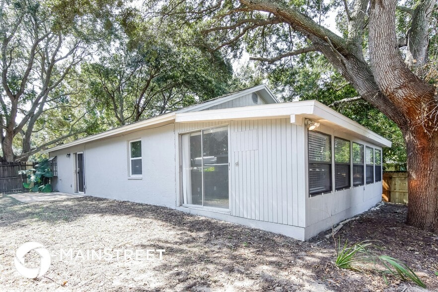 Building Photo - 1936 Pinehurst Dr