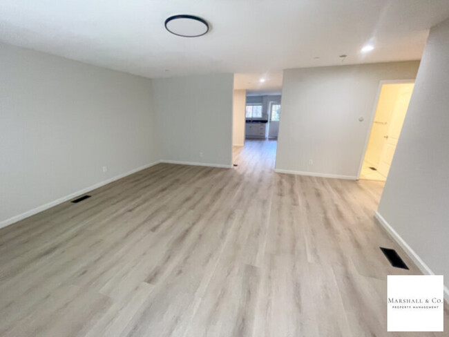 Building Photo - LRG REMODELED 3BR/2BA Duplex,Gar.,Owner Ma...