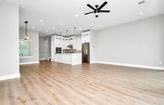 Building Photo - 410 E 41st St