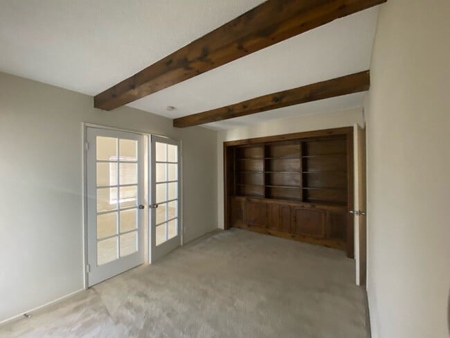 Building Photo - Great Phillips Ranch Home – 3+Office+2 - $...