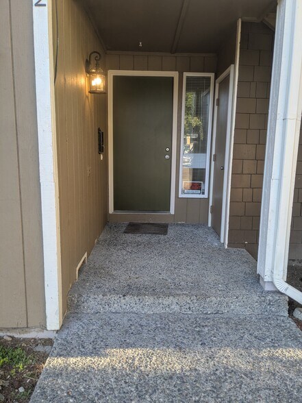 Entry - 9127 Meridian Pl NE