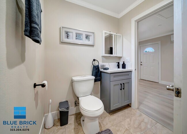 Building Photo - 5843 Vanalden Ave